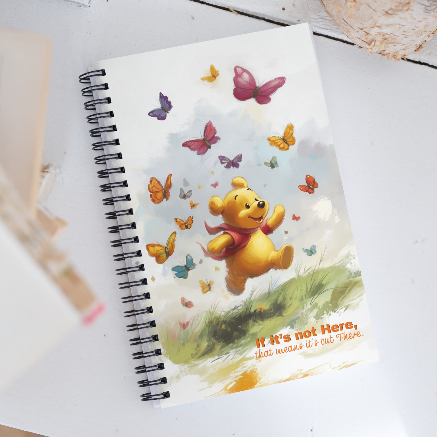 En hyggelig og inspirerende mockup af en Peter Plys-notesbog placeret på et rustikt skrivebord. 