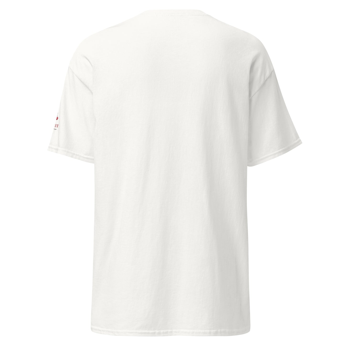 Detaljebillede af hvid Sweet & Savage T-shirt, der viser det stilrene snit og den høje kvalitet af det bæredygtige materiale. En tidløs basisvare til den miljøbevidste garderobe.