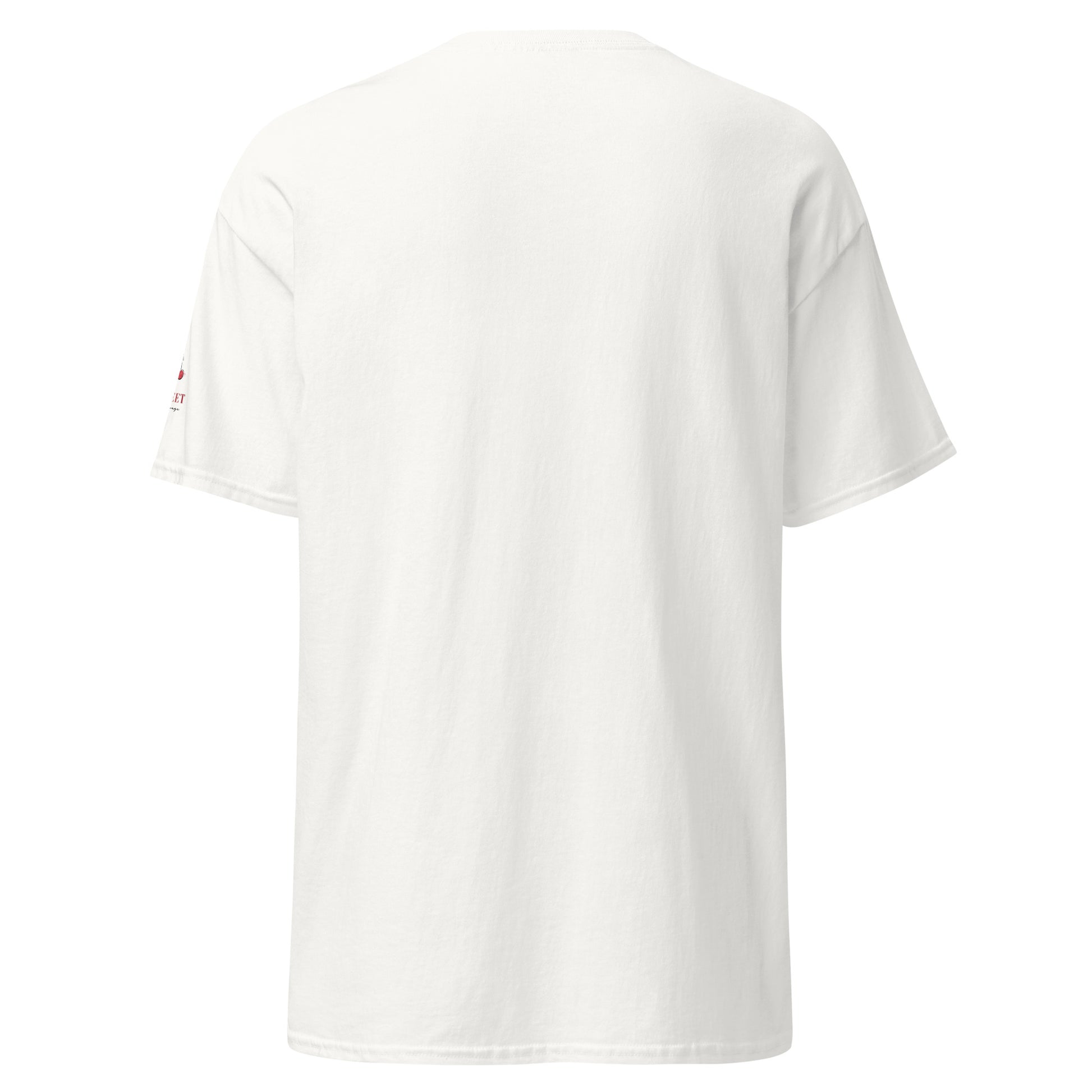 Detaljebillede af hvid Sweet & Savage T-shirt, der viser det stilrene snit og den høje kvalitet af det bæredygtige materiale. En tidløs basisvare til den miljøbevidste garderobe.