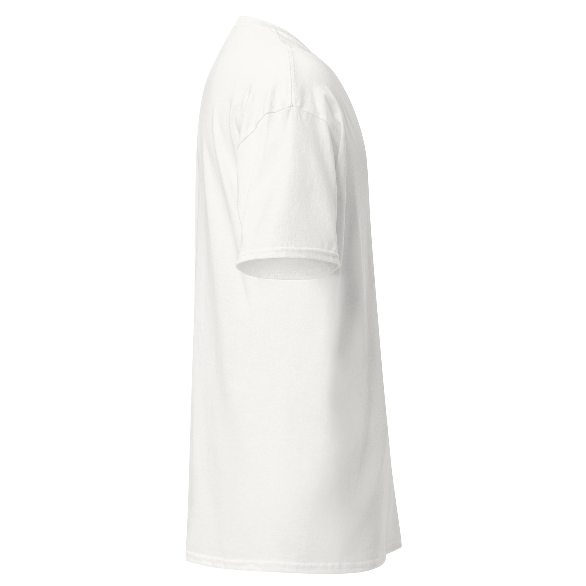Detaljebillede af hvid Sweet & Savage T-shirt, der viser det stilrene snit og den høje kvalitet af det bæredygtige materiale. En tidløs basisvare til den miljøbevidste garderobe.